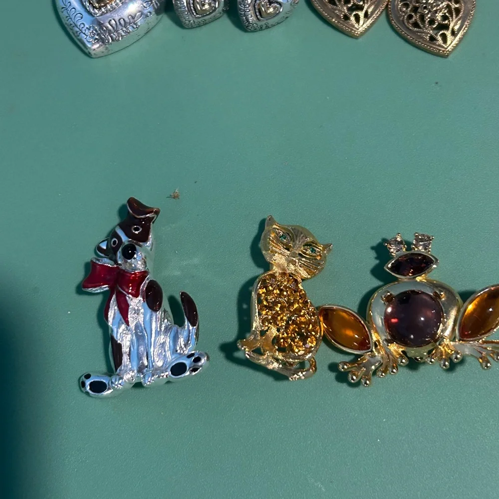 Lot of Jewelry Some Signed Frog Brooch With Earrings Cat Dog Brooch Heart Set - Picture 4 of 7
